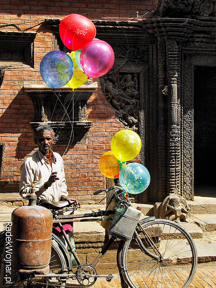 Biedny uliczny sprzedawca balonów napełnionych gazem, Nepal