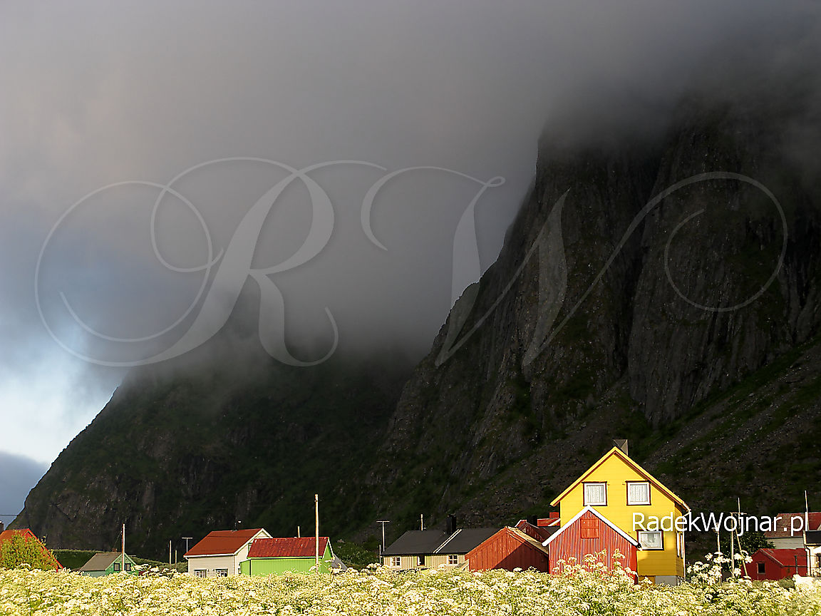 Chmury snują się nad górami w czasie dnia polarnego w Norwegii, za kołem polarnym