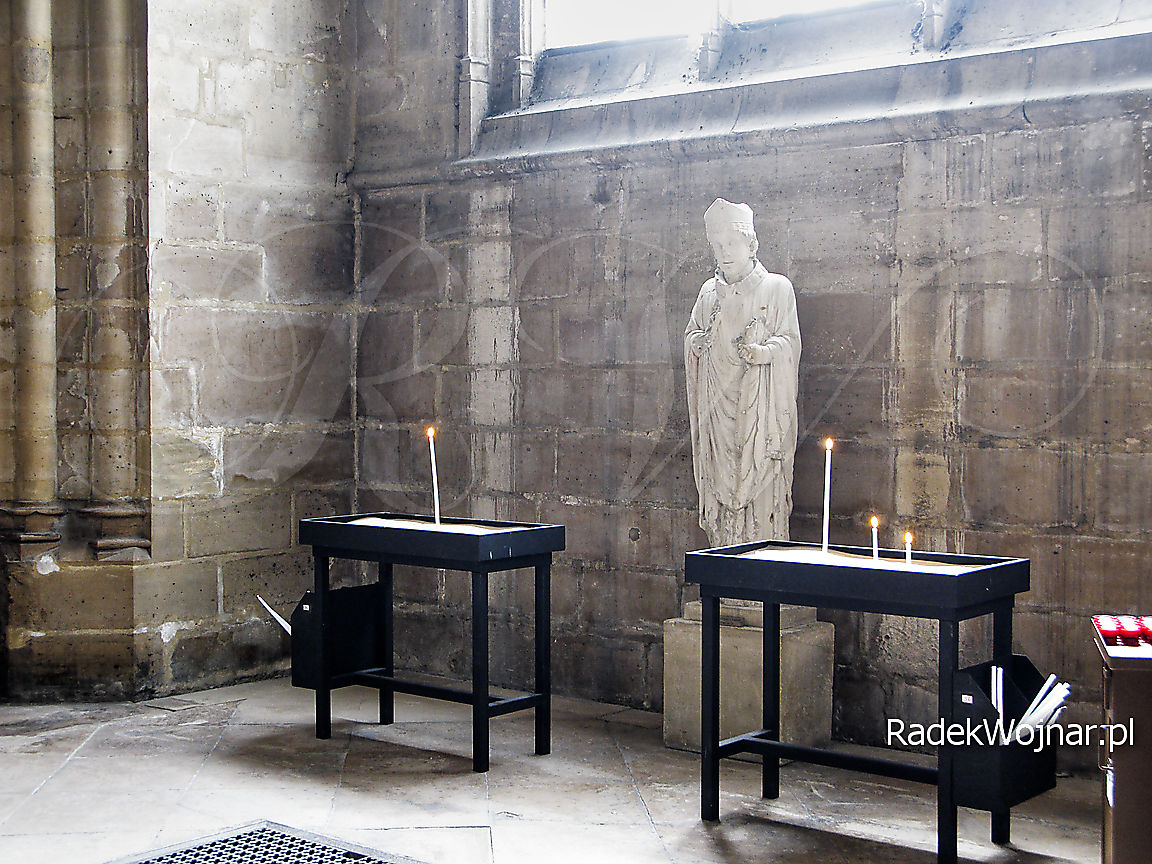 Świeczki modlitewne w kościele