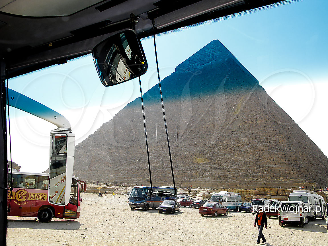 Piramida w Kairze widoczna przez szybę turystycznego autokaru, wychodzić nie trzeba