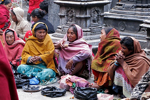 Zmarznięte żebraczki przed hinduską świątynią w Katmadu, 2010 Nepal