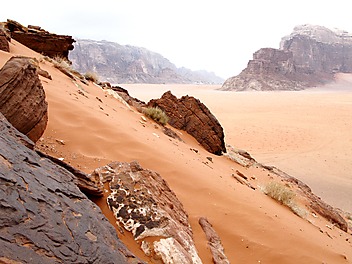Skalista pustynia Wadi Rum o pomarańczowym piasku, Jordania
