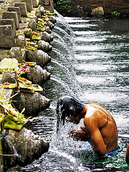 Modlący się w świętych źródłach na wyspie Bali