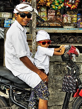 Indonezyjscy chłopcy-bracia na skuterze przed sklepem