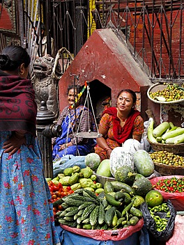 Sprzedaż warzyw przed świątynią w Katmandu, Nepal