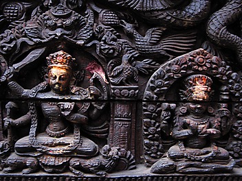 Drewniane płaskorzeźby oznaczone proszkiem tika w świątyni w Nepalu