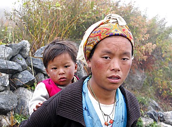 Matka z dzieckiem, spotkani na szlaku w himalajskiej dolinie Langtang