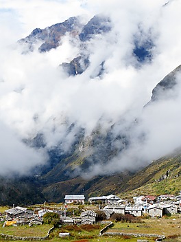 Wioska w dolinie Langtang pod chmurami