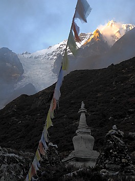 Zachód słońca nad Himalajami i nadciągająca mgła, która za chwilę mnie pochłonie