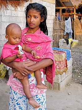 Dziewczyna z dzieckiem we wsi na prowincji Chitwan, Nepal