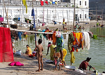 Miejski staw w Janakpur gdzie odbywa się ręczne pranie i mycie ciała