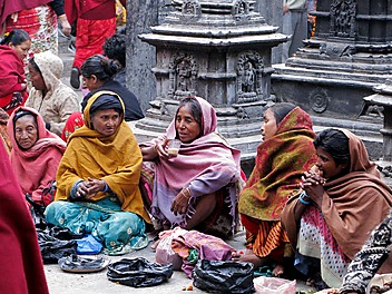 Bose, zakutane żebraczki przed świątynią w Katmandu, Nepal
