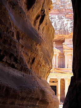 Świątynia w mieście Nabatejczyków wyłania się spomiędzy skał