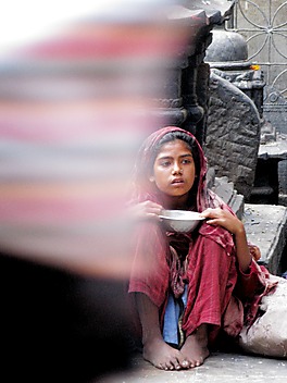 Żebrzące, bose dziecko wśród tłumów przed hinduską świątynią, Katmandu, Nepal