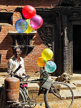 Biedny uliczny sprzedawca balonów napełnionych gazem, Nepal