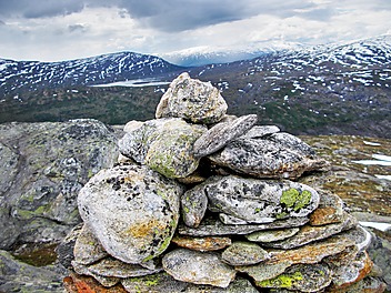 Norweski krajobraz podbiegunowy na początku lata