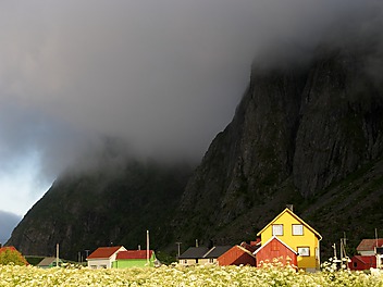 Chmury snują się nad górami w czasie dnia polarnego w Norwegii, za kołem polarnym