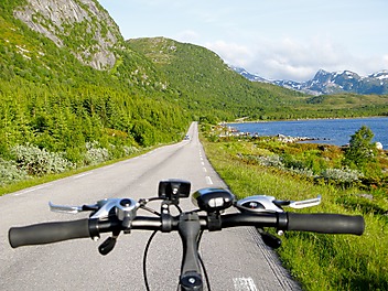 Perspektywa szosy i wspaniałej trasy z punktu widzenia rowerowego siodełka