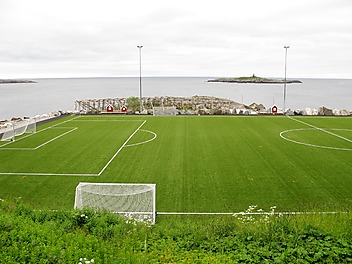 Boisko do piłki nożnej w miejscowości Reine w Norwegii