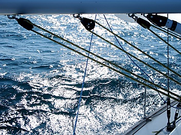 Widok poniżej jachtowego bomu na rozkołysane Morze Norweskie w słoneczny dzień
