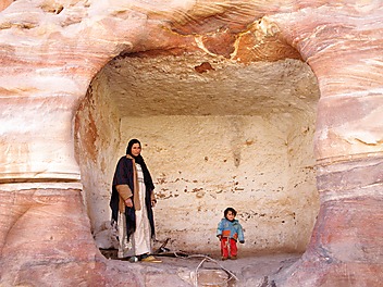 Współcześni mieszkańcy jaskiń w Petrze