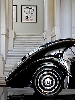 Wystawa zabytkowych samochodów z kolekcji Ralpha Laurena wystawiona w Paryżu